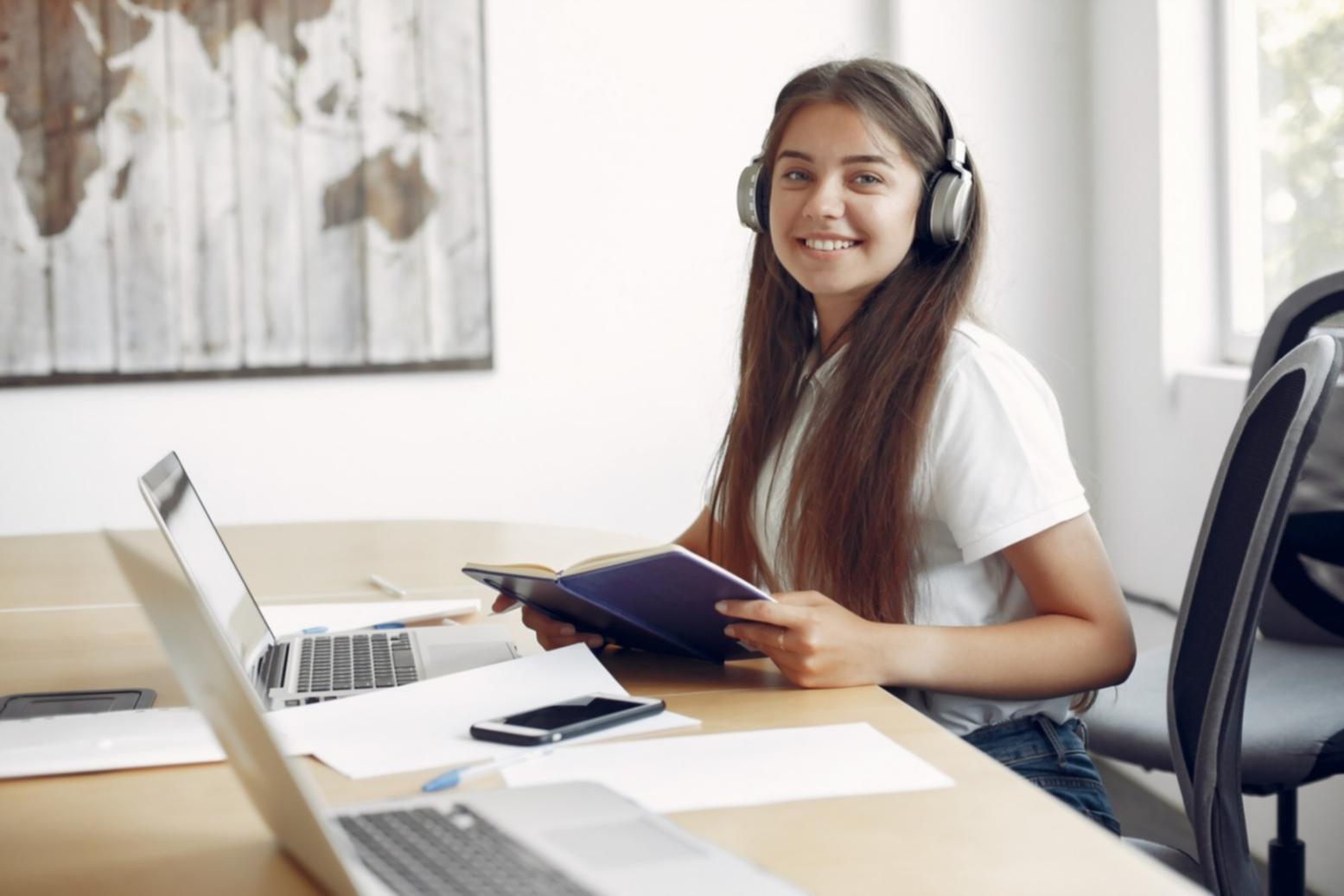 Profesionales trabajando en gestión financiera empresarial